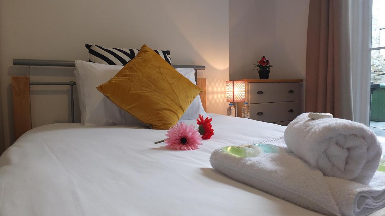 En-Suite Large Double Room Communal Patio,775582621:JPEG